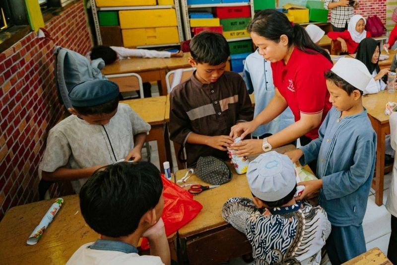 Prudential Indonesia Ajak Siswa SD Kelola Keuangan Sejak Dini Lewat Program Cha-Ching