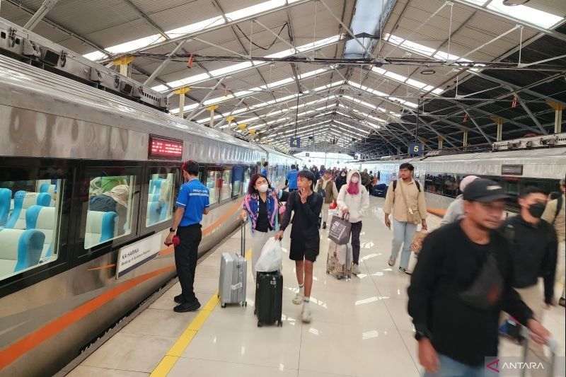 Puncak Arus Mudik Kereta Api Bandung: H-3 Lebaran 2025