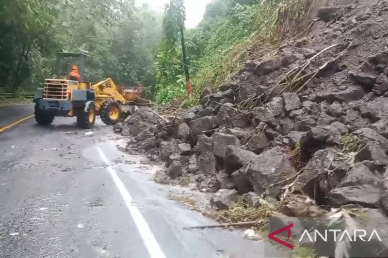 BPJN Sulut Bersihkan Material Longsor Pasca Hujan Deras di Minahasa