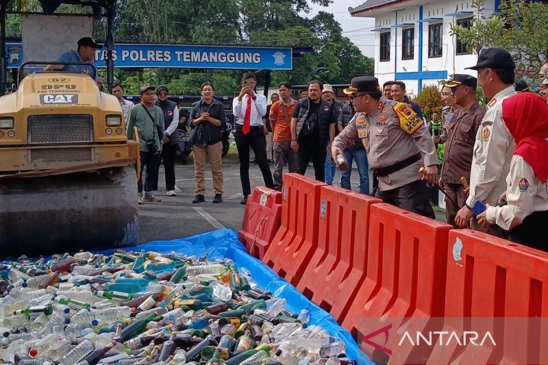 Polres Temanggung Musnahkan Ribuan Botol Miras dan Knalpot Bising Jelang Ramadan