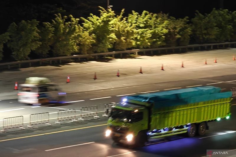 Truk Sumbu Tiga Dominasi Tol Jakarta-Cikampek H-9 Lebaran: Arus Mudik 2025 Terpantau Normal