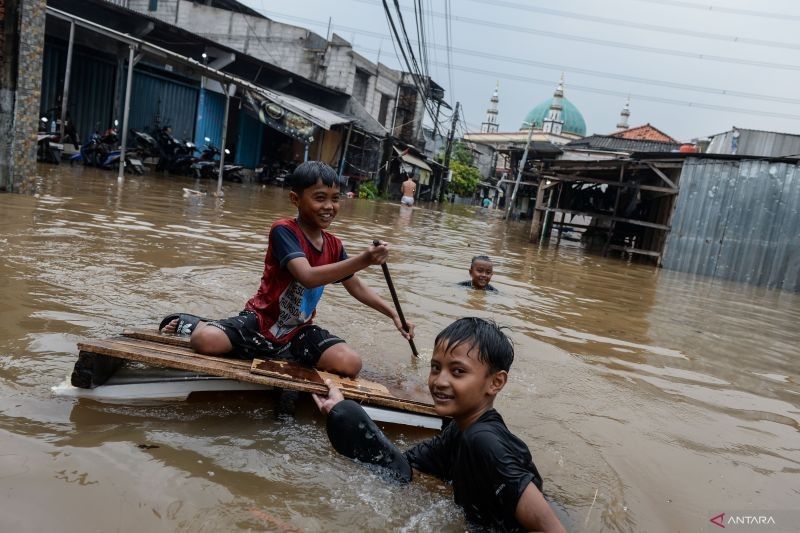 Pakar Kesehatan IDAI: Anak Tak Perlu Mandi Hujan, Risiko Kesehatan Lebih Tinggi