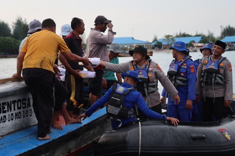 Polres Abdya Bagi Takjil untuk Nelayan di Laut: Sebuah Aksi Kemanusiaan di Bulan Ramadhan