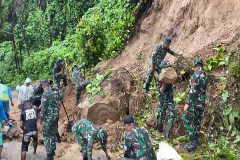 Prajurit Yonif 712/WT Bantu Penanggulangan Longsor di Jalan Loreng-Tuminting, Manado