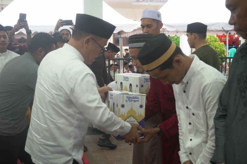 Gubernur Sulbar Bagikan 750 Sembako di Pasangkayu, Anggaran Rp3 Miliar Ditetapkan untuk Pembangunan