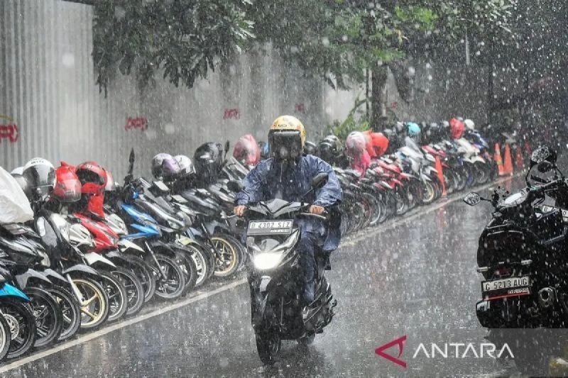 BMKG Prakirakan Hujan Lebat dan Petir Guyur Kota-Kota Besar Indonesia Hari Ini