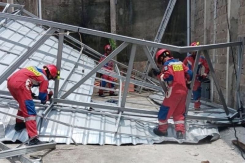 Puting Beliung di Jakarta Utara: Petugas Bersihkan Material, Tak Ada Korban Jiwa