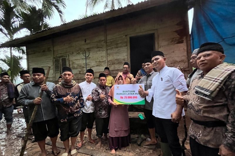 Pemkab Solok Kembali Salurkan Bantuan Bedah Rumah untuk Warga Miskin