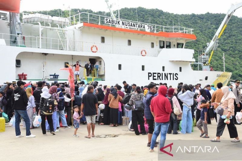 Mudik Lebih Awal: Ratusan Penumpang Padati KM Sabuk Nusantara 76 di Gorontalo