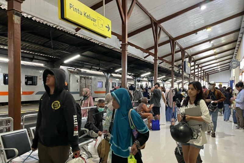 Mudik Lebaran 2025: Stasiun Daop 9 Jember Dipadati Pemudik