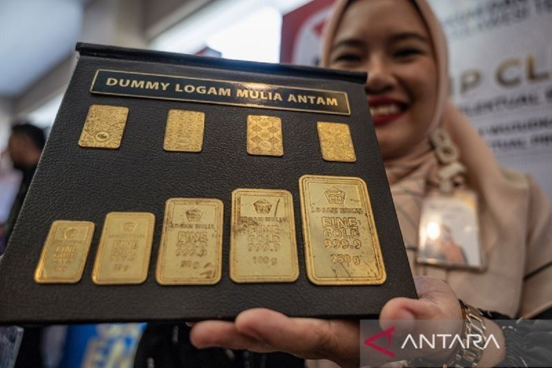 Harga Emas Antam Turun Rp6.000 per Gram, Kini Rp1,759 Juta