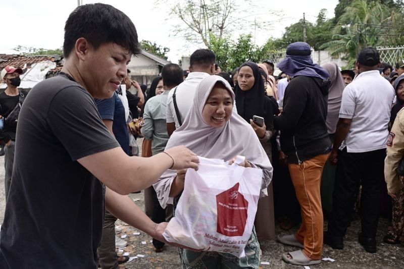 Prabowo Bagikan Ribuan Sembako di Hambalang: Warga Antusias Sambut Bantuan Lebaran