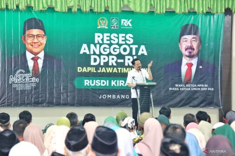 Rusdi Kirana Berbagi Kebaikan: 40 Paket Umrah dan Beasiswa Kuliah untuk Konstituen di Jatim