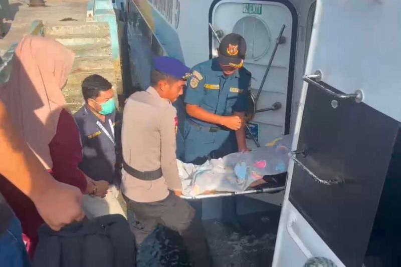 Polisi Bantu Evakuasi Lansia Sakit di Pelabuhan Jagoh, Lingga