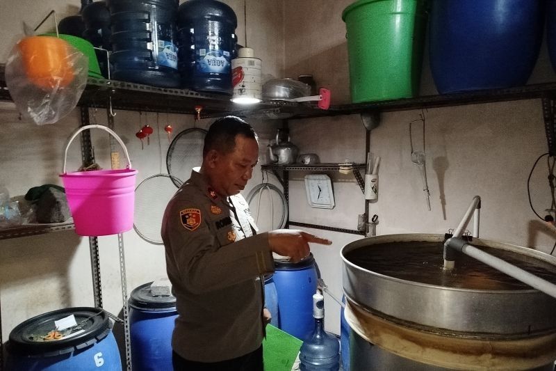 Polisi Tangerang Gerebek Produsen Miras Ciu Rumahan, Omzet Puluhan Juta Rupiah