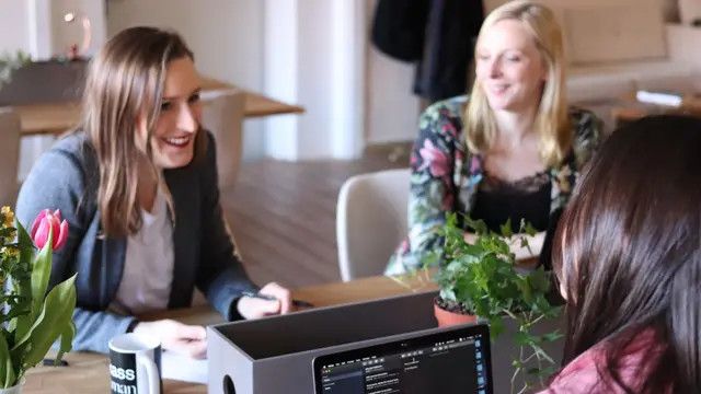Perempuan ini Dipecat Gara-Gara Pulang Kerja Satu Menit Lebih Awal dari Jam Kantor, Perusahaan Ramai Dikritik