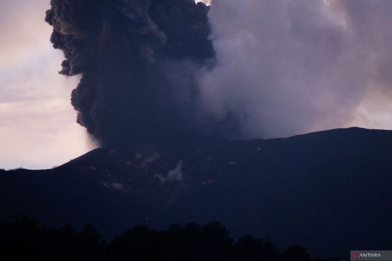 Gunung Marapi Erupsi, Kolom Abu 500 Meter Mengarah Tenggara