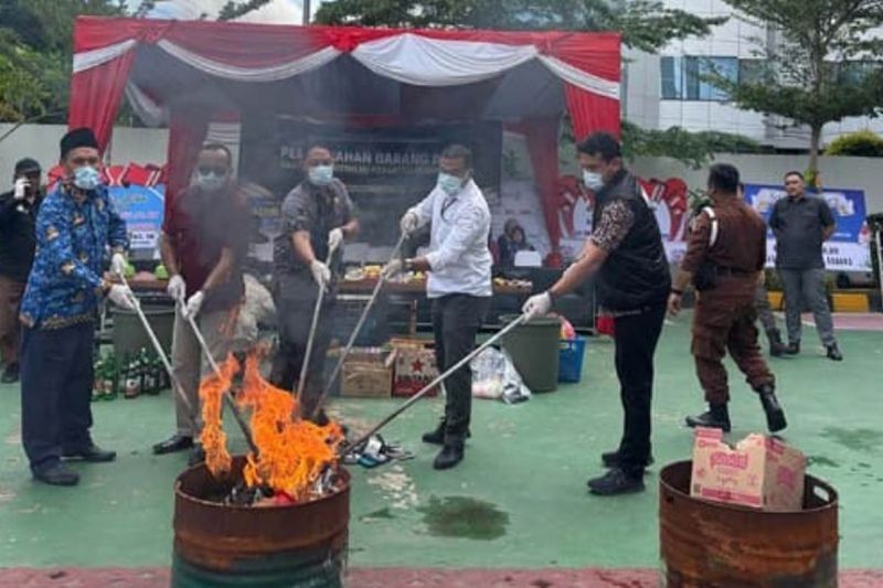 Kejari Samarinda Musnahkan 61 Lembar Uang Palsu dan Ratusan Barang Bukti Kejahatan Lainnya