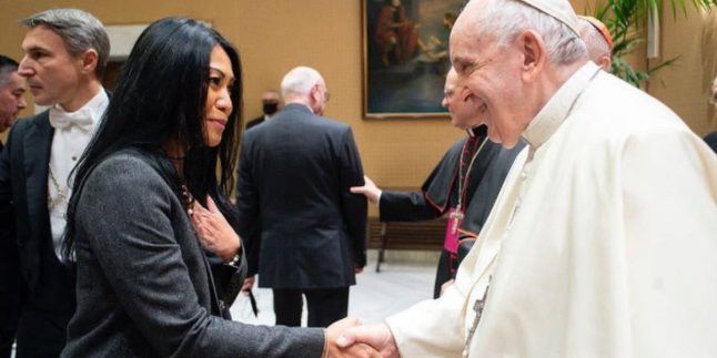 Pernah Bertemu Paus Fransiskus di Vatikan, Anggun C Sasmi Ikut Berduka Atas Meninggalnya Sang Pope