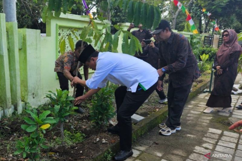 Kemenag NTB Tanam Bibit Matoa, Dukung Prioritas Nasional dan Moderasi Beragama
