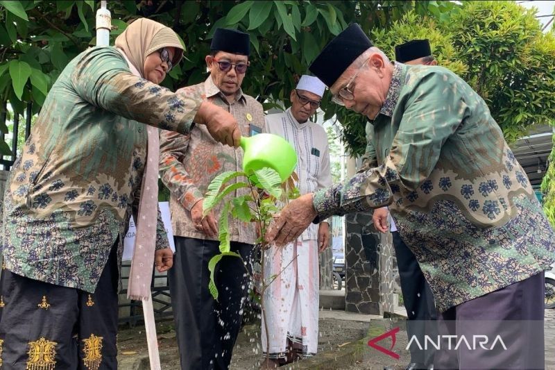 Kemenag Aceh Barat Tanam 350 Pohon Matoa, Hijaukan Lingkungan dan Sambut Hari Bumi