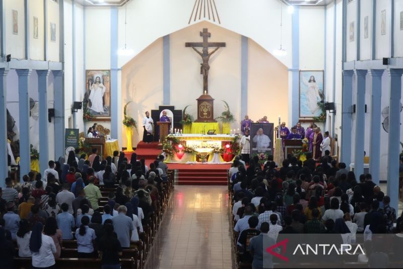 Umat Katolik Labuan Bajo Doakan Paus Fransiskus, Sosok Sederhana yang Didirikan Keuskupan
