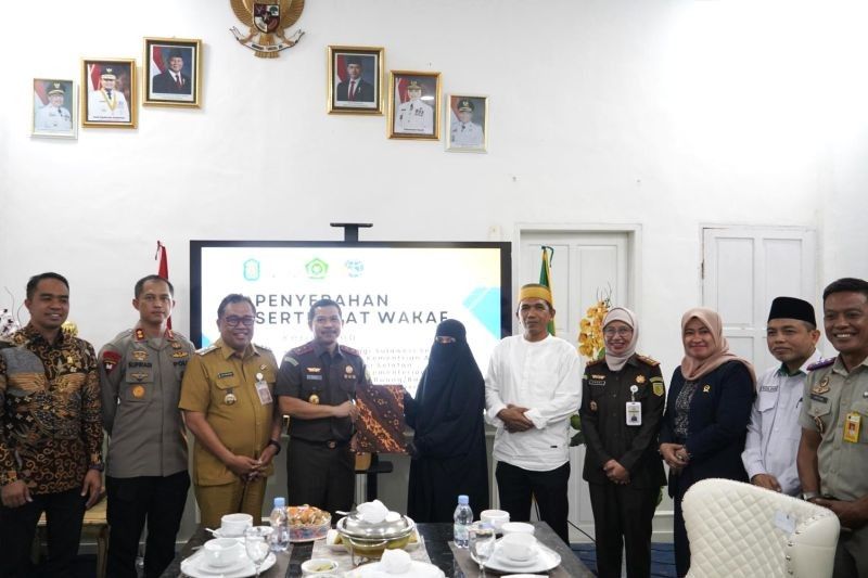Kajati Sulsel Serahkan Sertifikat Tanah Wakaf di Takalar, Tingkatkan Kepastian Hukum