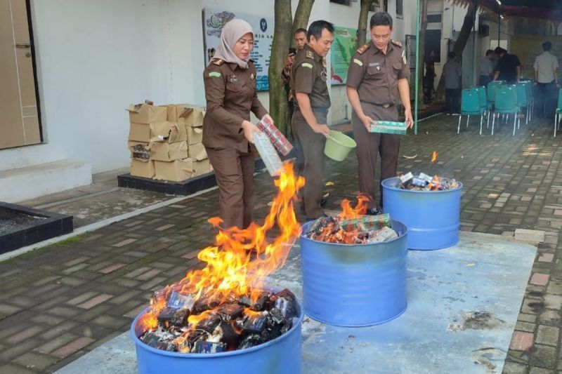 Kejari Semarang Musnahkan 101 Barang Bukti Kasus Pidana, Celurit 125 Cm hingga Sabu 2,4 Kg