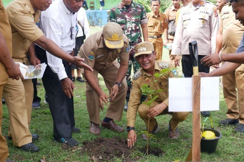 1.500 Bibit Pohon Ditanam di Teluk Wondama, Wujud Peringatan Hari Bumi 2025