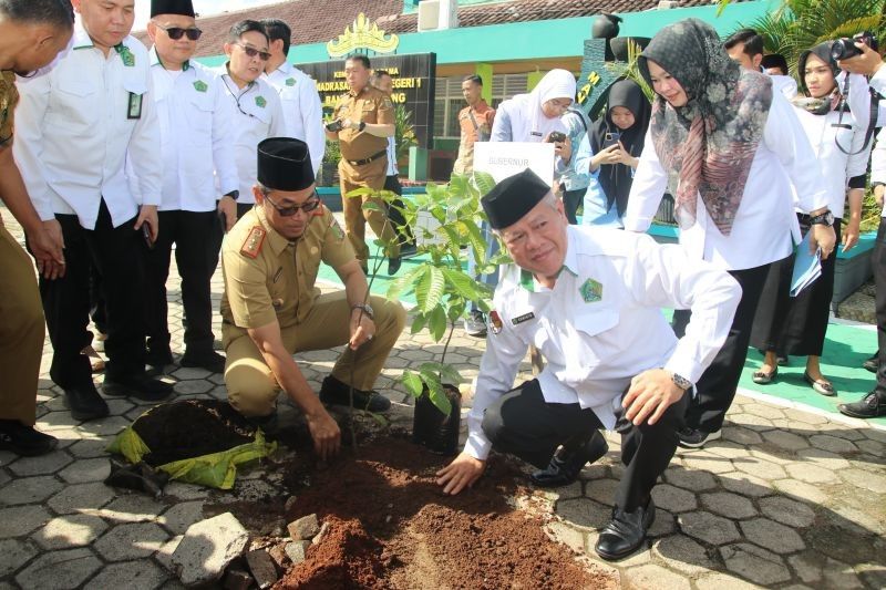 Kemenag Lampung Tanam 10.250 Pohon Matoa: Gerakan Ekoteologi untuk Selamatkan Lingkungan