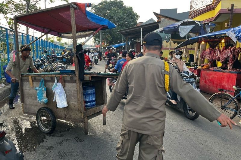 Pemkot Tangerang Tertibkan Lapak Pedagang di Jalur Irigasi Sipon