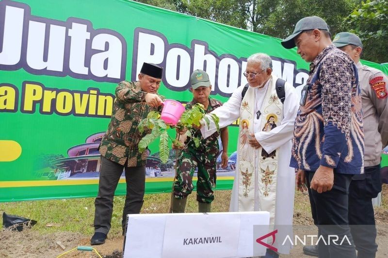 Kemenag Babel Tanam 3.000 Bibit Matoa: Wujud Ekoteologi dan Harmoni Antar Daerah