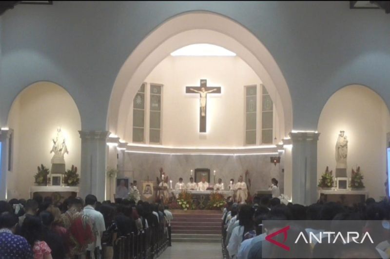 Tokoh Lintas Agama Surabaya Ikuti Misa Requiem untuk Paus Fransiskus