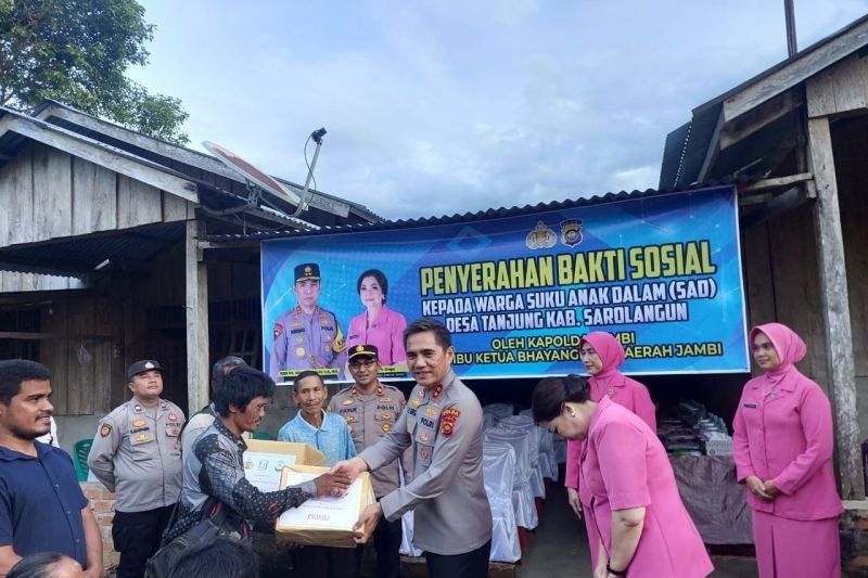 Kapolda Jambi Salurkan Bantuan Sosial untuk Suku Anak Dalam