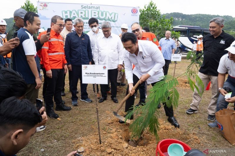 Wamen LH dan Indocement Tanam 50 Pohon di Bogor, Rayakan Hari Bumi dan HUT ke-50