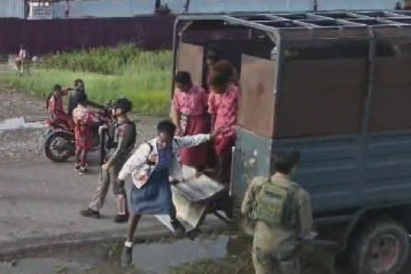 Satgas Damai Cartenz Gelar Patroli Humanis di Kenyam, Rayakan Hari Kartini dengan Aksi Nyata