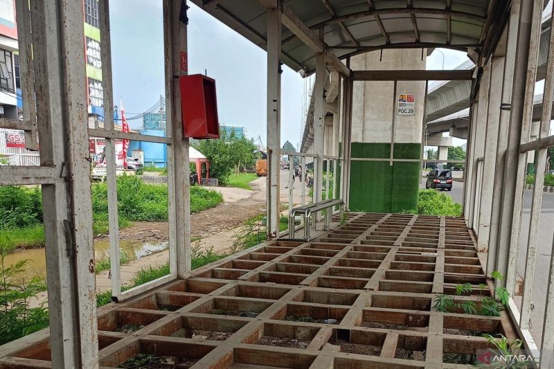 Besi Halte Transjakarta di Jalan Bekasi-Cakung Raib Digondol Maling, Warga Resah!