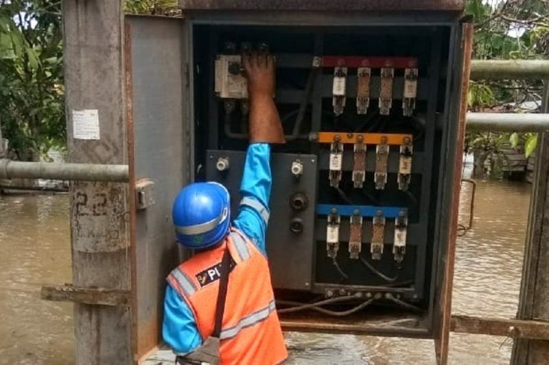 PLN Kalselteng Siagakan 71 Personel Amankan Kelistrikan di Lokasi Banjir Barito Utara