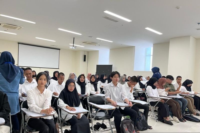 Unair Wajibkan Ganti Alas Kaki Peserta UTBK SNBT 2025 Cegah Kecurangan
