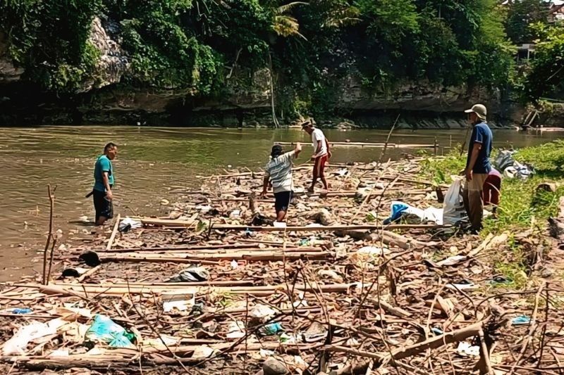 Pemkab OKU Bersihkan Sampah Sungai Ogan Antisipasi Banjir