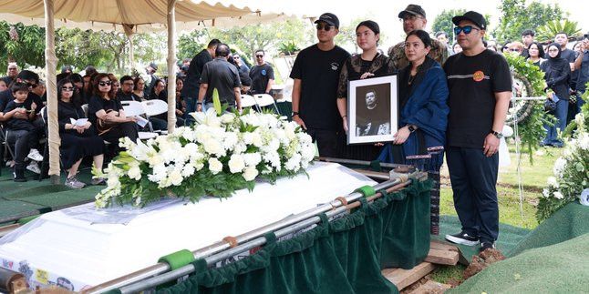 Cerita Dibalik Stiker Band di Peti Mati Mendiang Ricky Siahaan