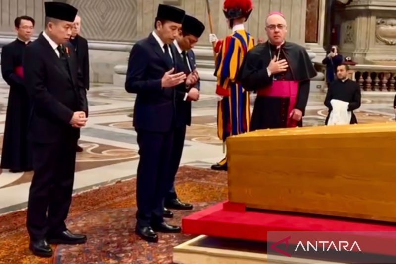 Jokowi Sampaikan Pesan Duka Prabowo di Pemakaman Paus Fransiskus