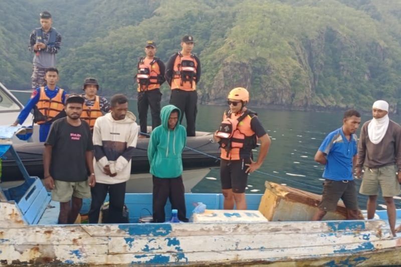 Enam Nelayan Alor Selamat Setelah Terombang-ambing di Laut, Tim SAR Berhasil Lakukan Evakuasi