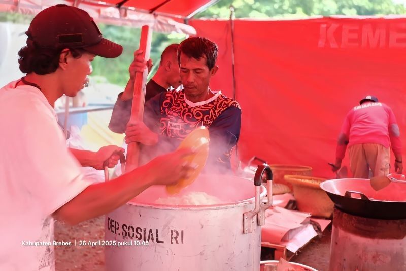 Kemensos Dirikan Dapur Umum untuk 592 Jiwa Pengungsi Tanah Bergerak di Brebes