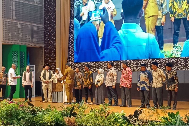 Menteri ATR/BPN Serahkan 11 Sertifikat Tanah Ulayat dan Wakaf di Sumatera Barat