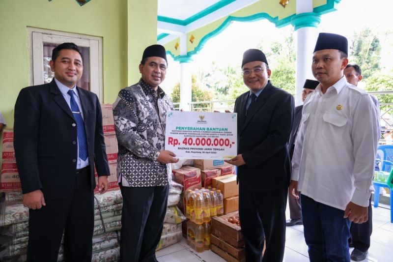 Wagub Jateng Salurkan Bantuan Rp121 Juta untuk Korban Ambrolnya Talud di Ponpes Darul Qiyam