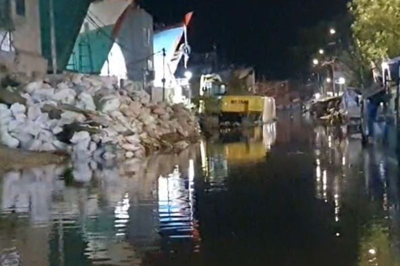 Banjir Rob Muara Angke: Pemkot Jakarta Utara Sebut Tanggul Laut Belum Terpasang