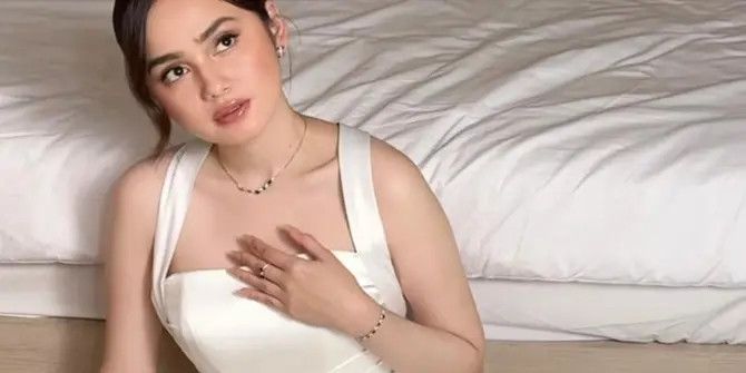 Potret Cantik Elegan Syifa Hadju Pakai Gaun Putih, Tampil Memikat Bak Calon Pengantin