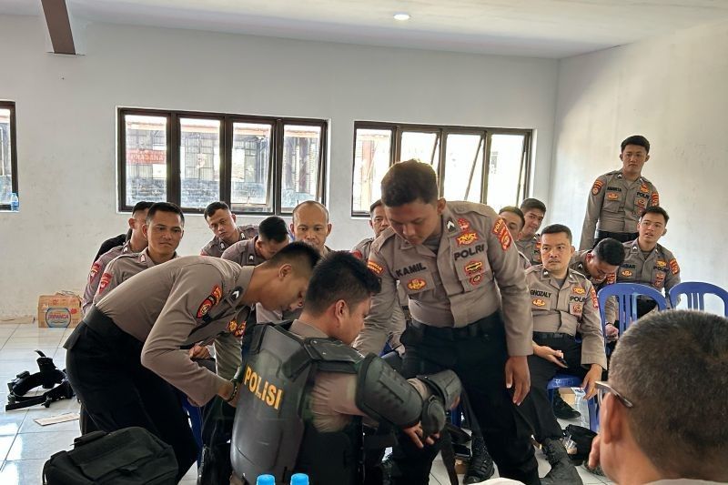 Brimob dan Samapta Polda Lampung Latihan Gabungan Antisipasi Unjuk Rasa Hari Buruh