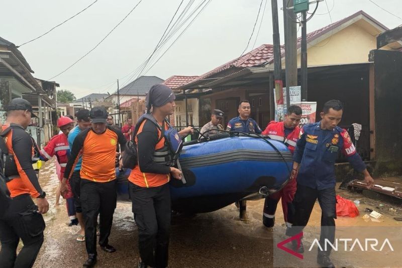 Evakuasi Lansia dan Ibu Hamil Korban Banjir di Jambi